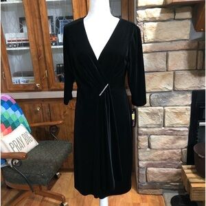 NWT SIGNATURE BY ROBBIE BEE BLACK 3/4 SLEEVE VELVET FAUX WRAP DRESS